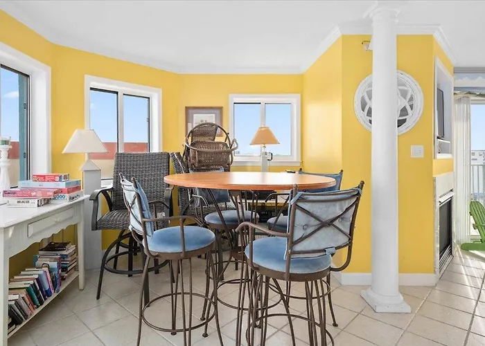 3 Bedroom Uptown Avalon Unit With Indoor Pool! Holiday home *