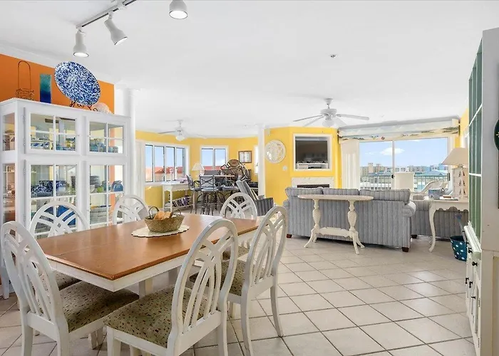 Holiday home 3 Bedroom Uptown Avalon Unit With Indoor Pool! *