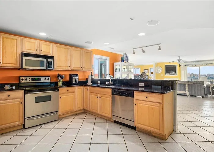 Holiday home 3 Bedroom Uptown Avalon Unit With Indoor Pool! *