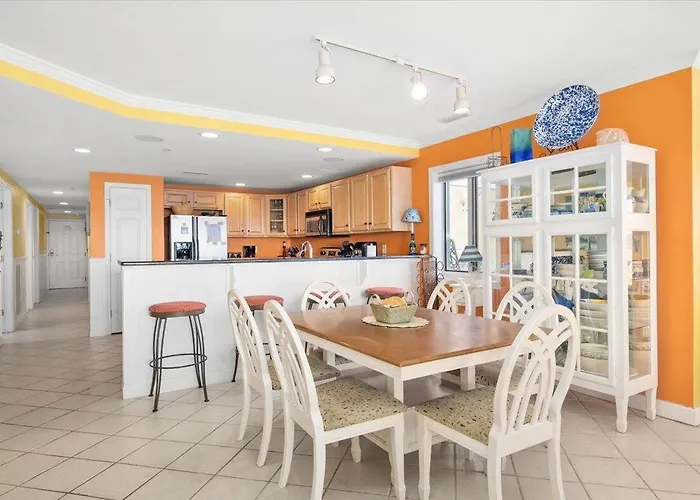 3 Bedroom Uptown Avalon Unit With Indoor Pool! *