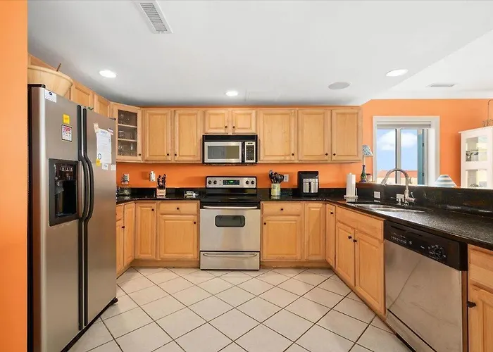3 Bedroom Uptown Avalon Unit With Indoor Pool!