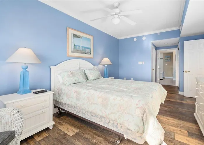 Holiday home 3 Bedroom Uptown Avalon Unit With Indoor Pool! *