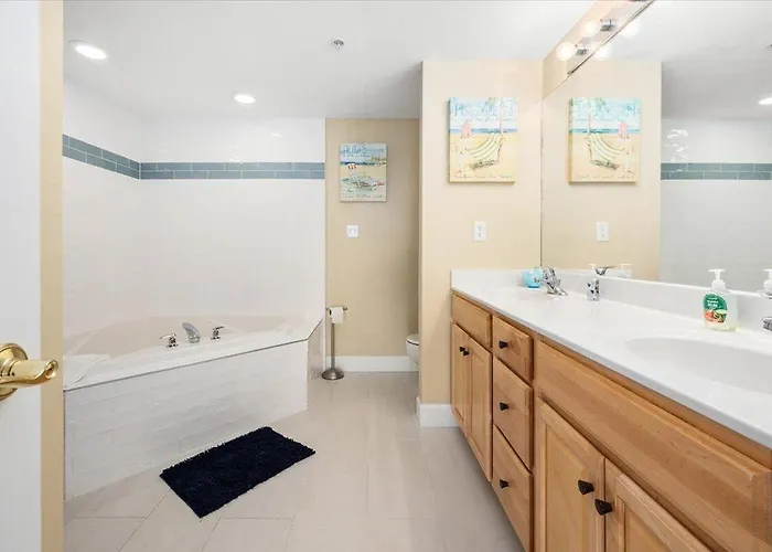 Holiday home 3 Bedroom Uptown Avalon Unit With Indoor Pool!