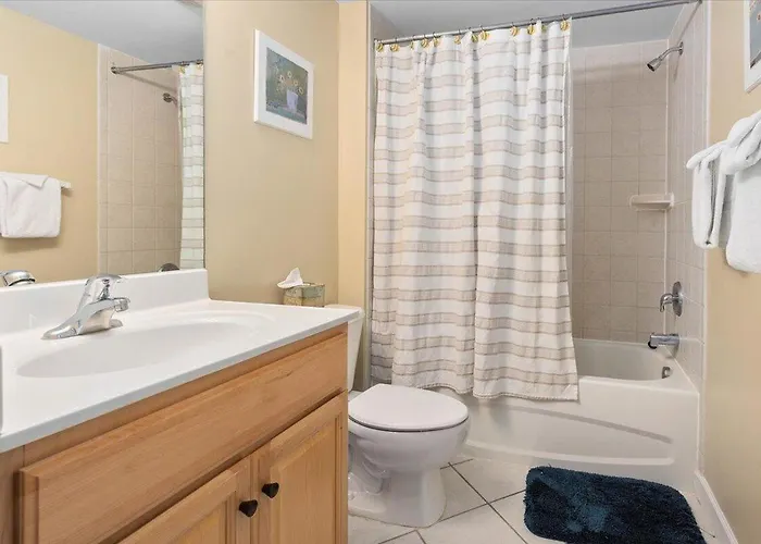 Holiday home 3 Bedroom Uptown Avalon Unit With Indoor Pool!