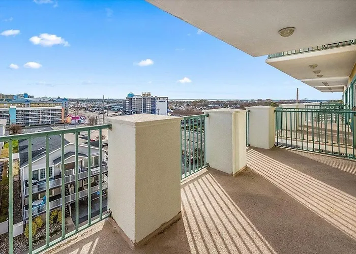 3 Bedroom Uptown Avalon Unit With Indoor Pool! Holiday home
