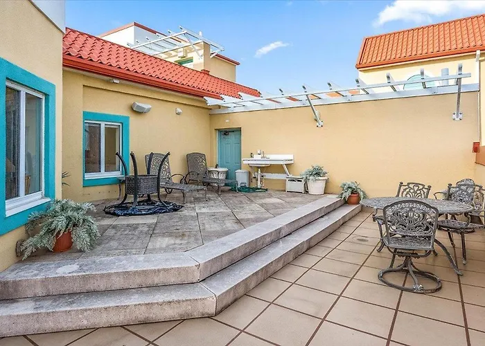 3 Bedroom Uptown Avalon Unit With Indoor Pool! Holiday home
