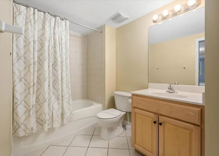Holiday home 3 Bedroom Uptown Avalon Unit With Indoor Pool!