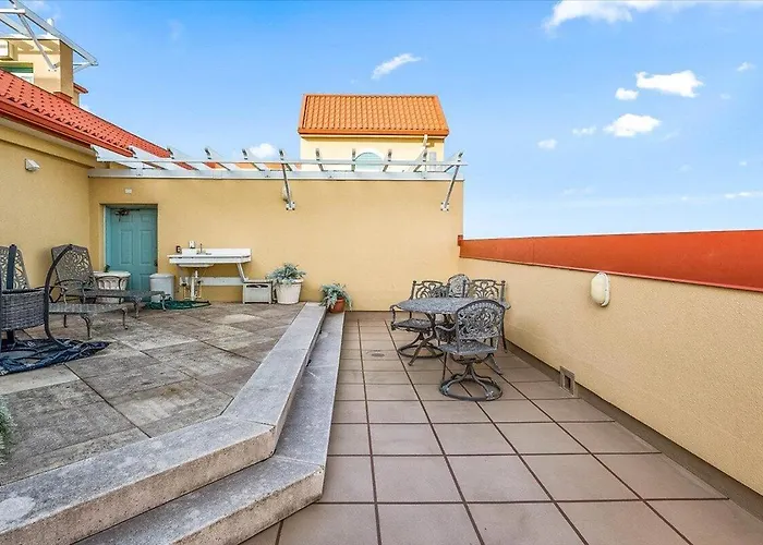 Holiday home 3 Bedroom Uptown Avalon Unit With Indoor Pool! *